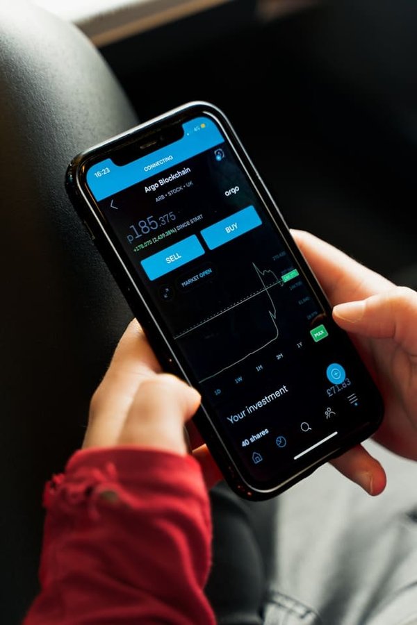 Comment concevoir une interface utilisateur intuitive pour une application bancaire destinée aux seniors ?