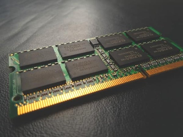 Quels sont les critères pour choisir une carte mère compatible avec la mémoire DDR5?